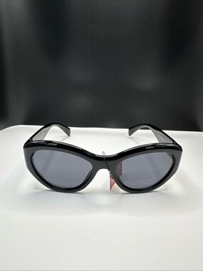 Black Women's Fashion Sunglasses - Sleek Cat-Eye Style